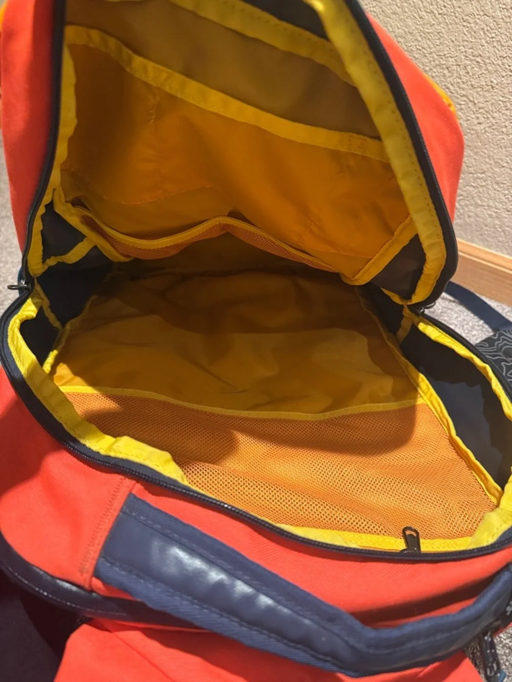 Eagle Creek Wayfinder 30L Backpack Laptop Hiking Travel Orange Yellow Blue - Picture 10 of 15